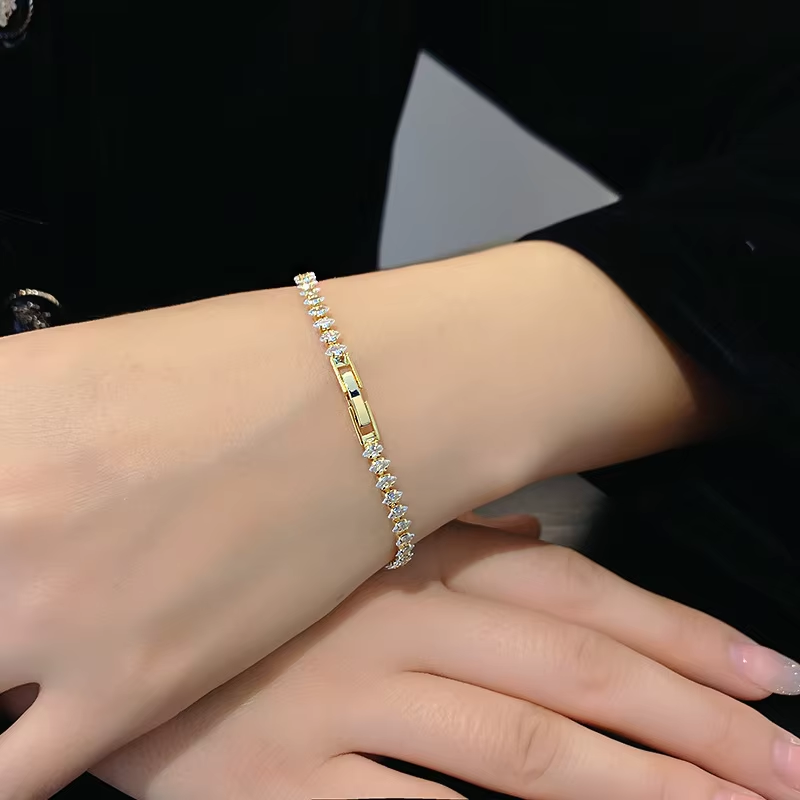 Pulseira delicada de ouro com  - Women Luxury Formal Wear avaliação e preço